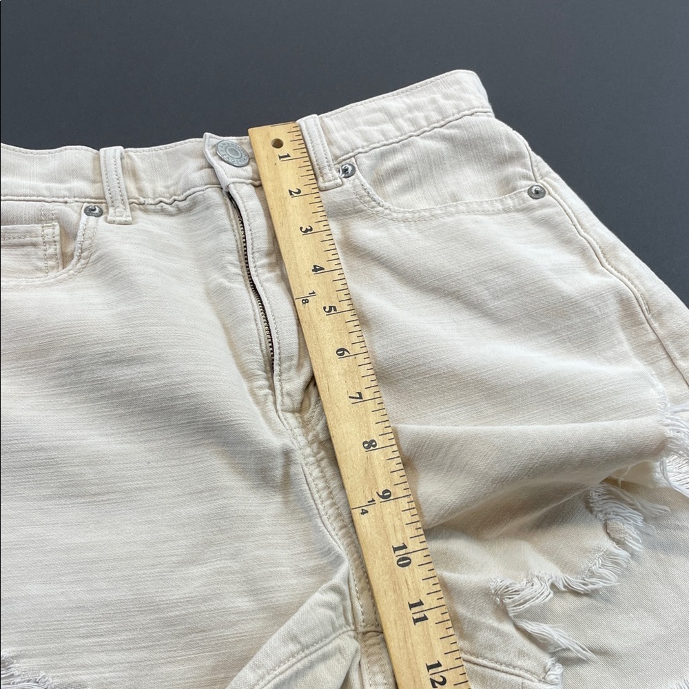 American Eagle Highest Rise Mom Shorts Distressed Raw Hem Beige Sz 2 - Picture 7 of 8